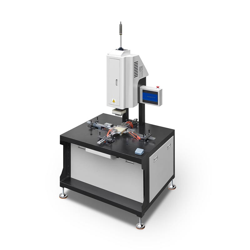 Stroj na ovíjanie okrajov pevných škatúľ